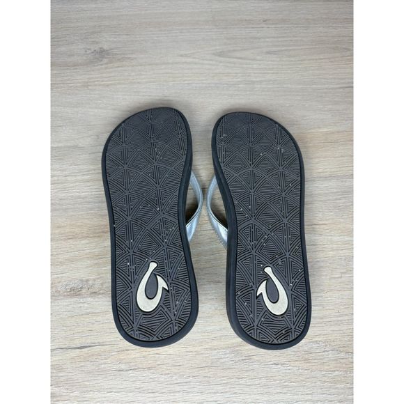 Olukai Women's Size 10 Silver Black Puawe Cushioned Recovery Sandals - Picture 9 of 10